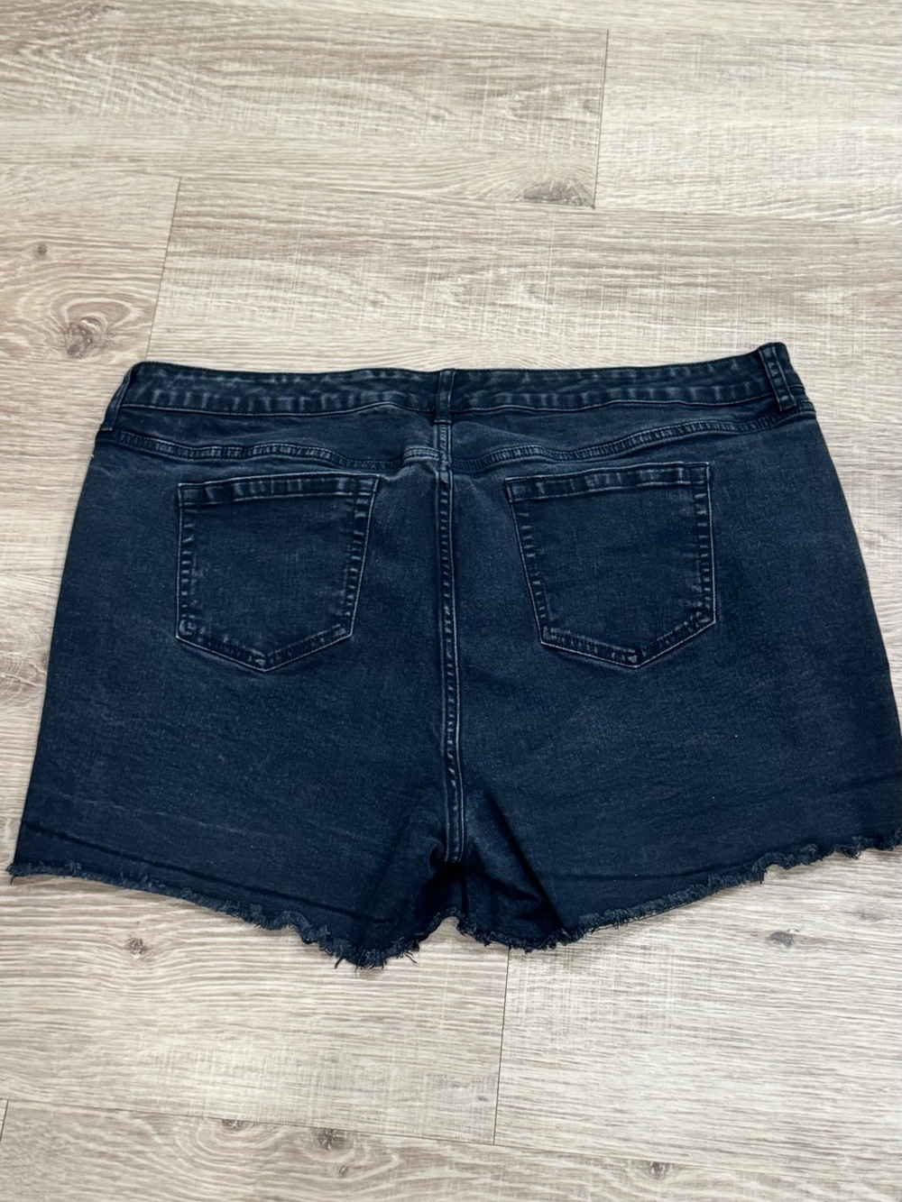 Torrid Mid Rise Denim Shorts Black Frayed Hem Size 20 - Picture 3 of 6